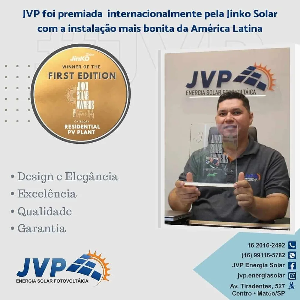 Equipe da JVP Energia Solar com o prêmio de instalação mais bonita da América Latina